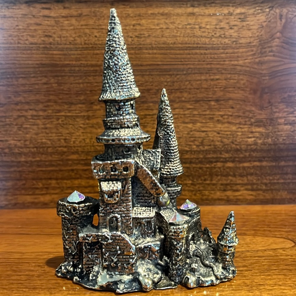 🏰 Fantasy Castle with Crystals. Approx 4 inches tall. Excellent condition